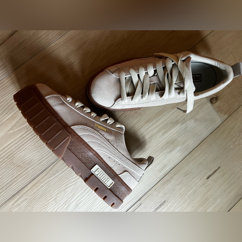 NEW Never Worn - Puma Sneakers Suede (size 7.5)